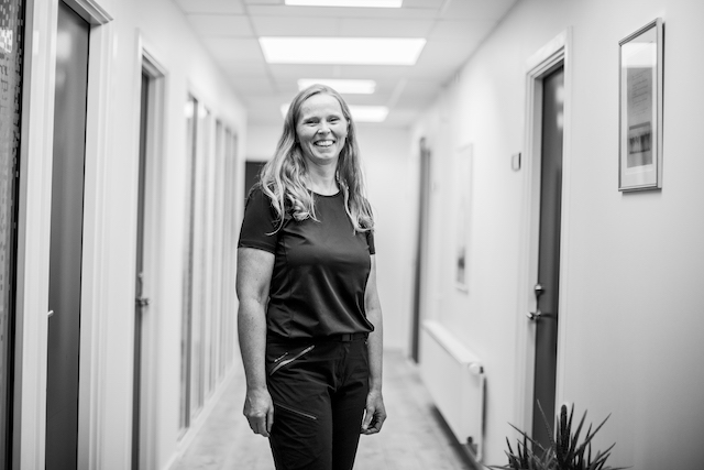 Hanna er en erfarne fysioterapeut, med 26 års erfaring.  Hun arbejder med et afsæt i kroppen som en helhed, og bruger sin erfaringsammenhænge i kroppen     I 2017 uddannede hun sig til GynObs fysioterapeut og arbejder i Fredericia kommune, når hun ikke hjælper på klinikken styrkditunderliv.dk Hanna5086:full